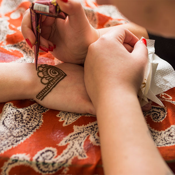 How To Apply Mehndi Designs On Hands And Feet?