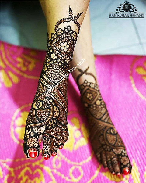 Minimalistic Leg Mehndi Design