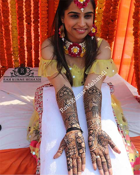 Bridal mehndi design with a central design, best simple mehndi designs